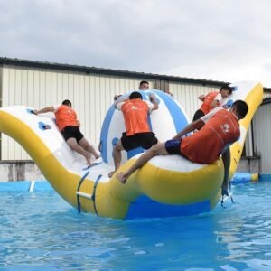 Structures gonflables de parc aquatique Bouncia pour défis d’équilibre — Triple Teeter 01