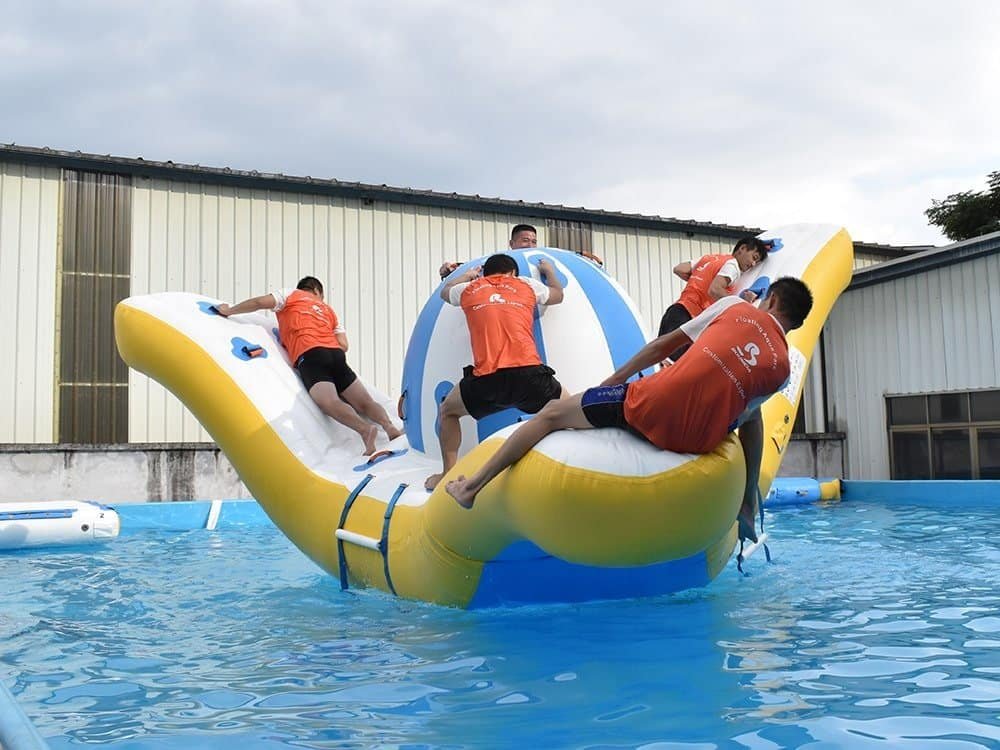 Structures gonflables de parc aquatique Bouncia pour défis d’équilibre — Triple Teeter 01