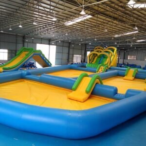 Parc aquatique gonflable mobile avec toboggan arqué et piscine personnalisée — WP79