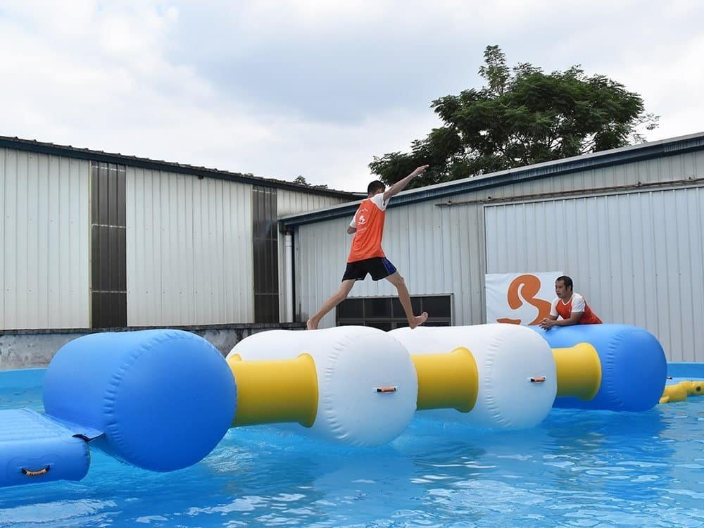 Parcours d’obstacles gonflable pour lac certifié TÜV — Balance Tubes 01