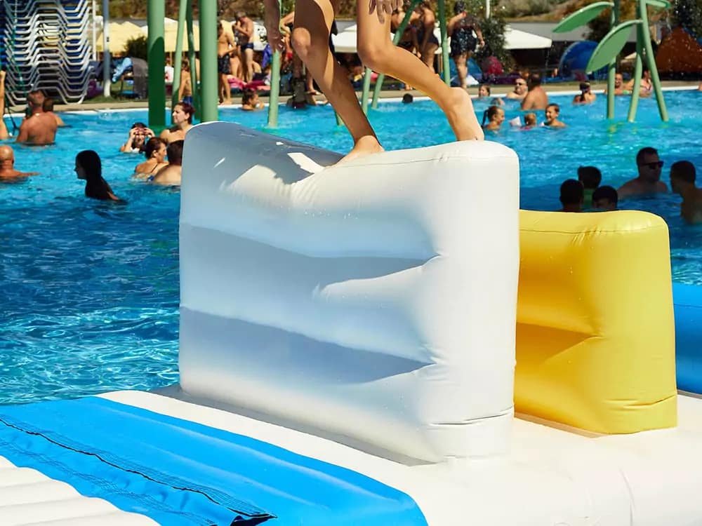 Parcours d’obstacles gonflable pour structures en eau libre — SolidWall Hurdle 01